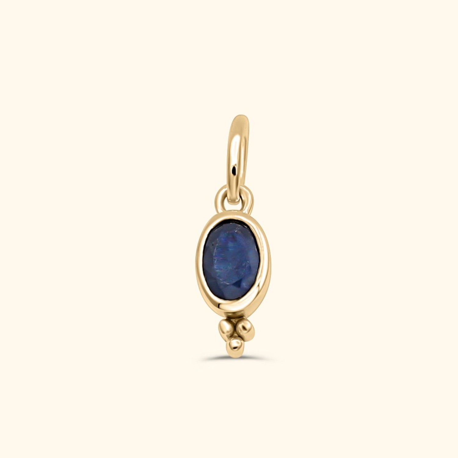 Gold plated birthstone hanger met ovale saffier en sierlijk detail – Josephina Jewelry