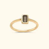 Gold plated brass ring met een octagon smoky quartz steen – Maria Smoky Octagon Ring, een stijlvolle en tijdloze damesring.